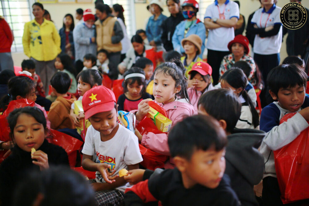 khoanh-khac-am-ap-khi-nhung-phan-qua-xuan-duoc-trao-tan-tay-cac-em-nho-tiep-them-niem-vui-va-dong-luc-trong-hanh-trinh-dieu-tri