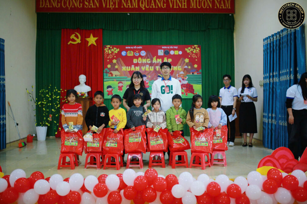 Sagaha Foundation and the Blouse Xanh Volunteer Club presenting Lunar New Year gifts to pediatric patients as part of the “Warm Winter – Loving Spring 2026” program