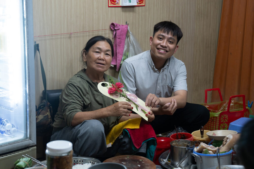 dai-dien-sagaha-foundation-trao-tang-hoa-va-gui-loi-chuc-mung-den-nhung-nguoi-phu-nu-nhan-ngay-8-3