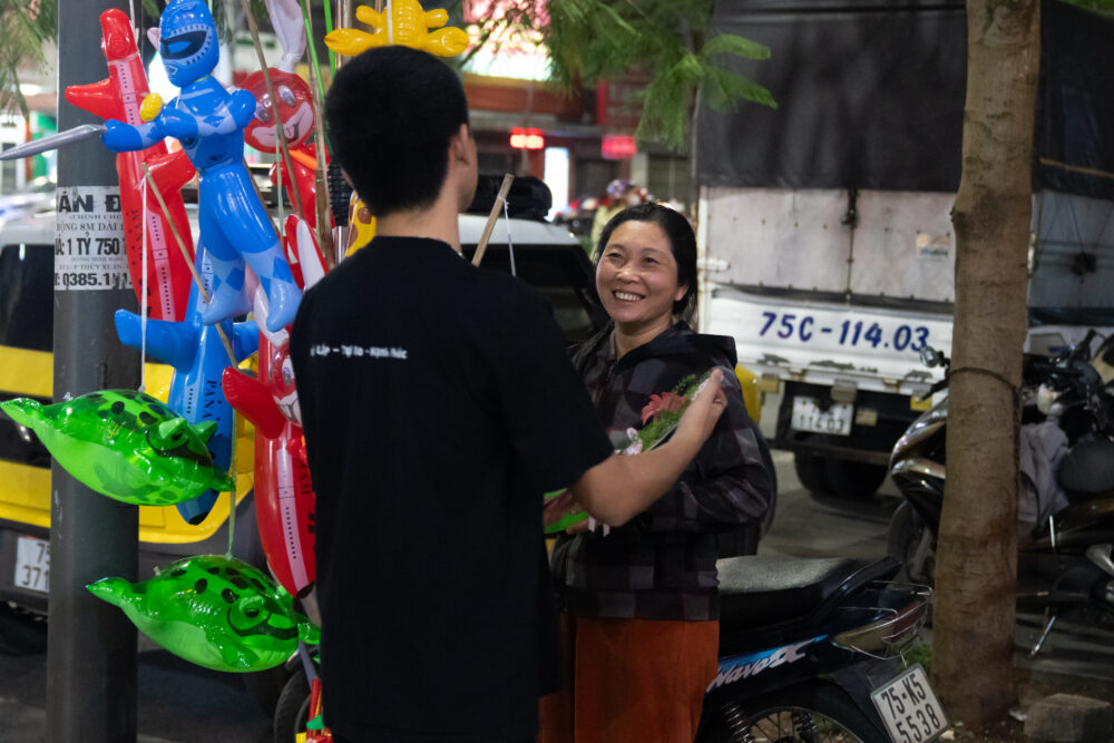 dai-dien-sagaha-foundation-tang-hoa-ngay-quoc-te-phu-nu-8-3